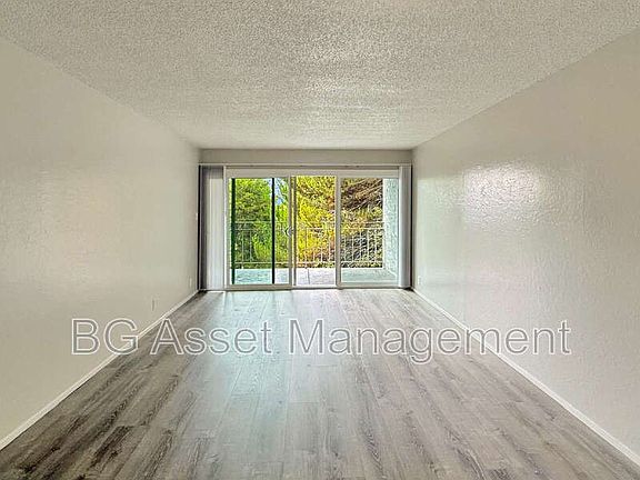 4th image of 944 Fletcher Ln APT 11