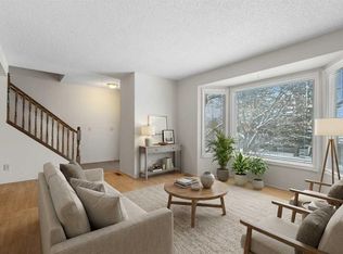 15 E Edgedale Way NW, Calgary, AB T3A 2P7