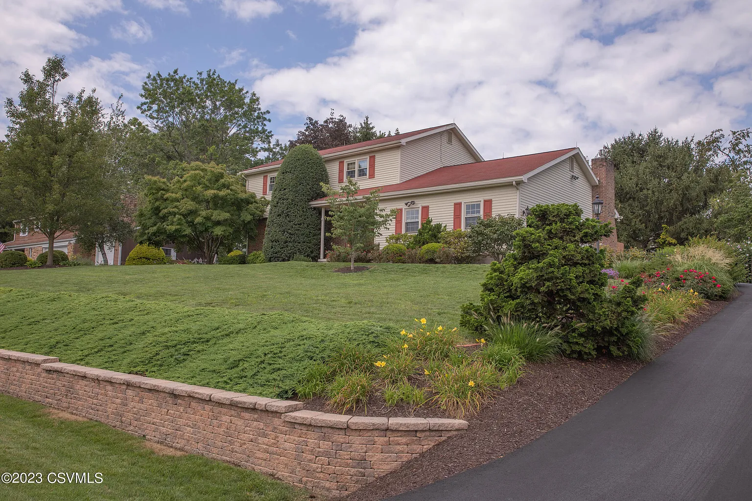 1055 Skyview Dr photo 1