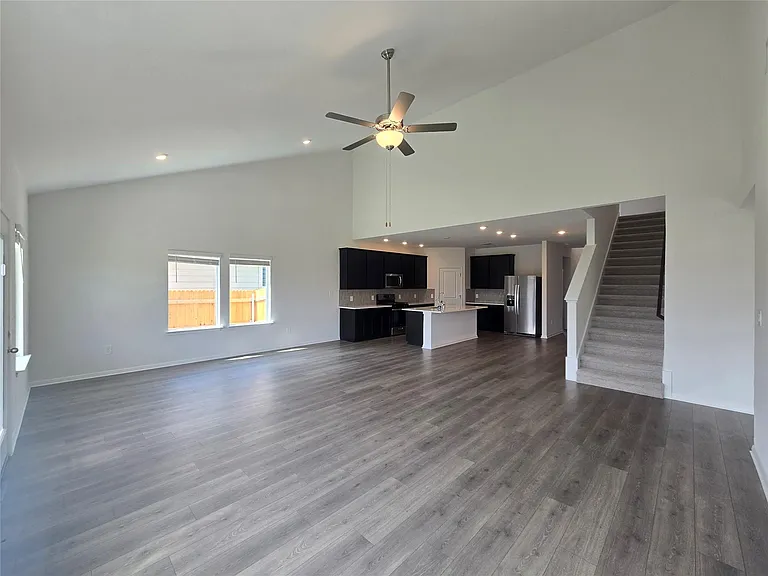715 Universal Dr — Photo 13