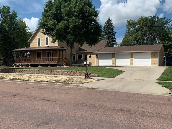 302 E 9th St, Dell Rapids, SD 57022