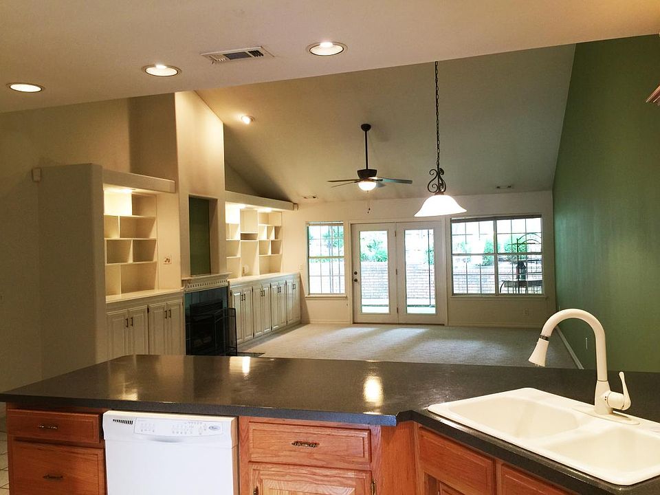 Open floorplan. Vaulted Ceiling