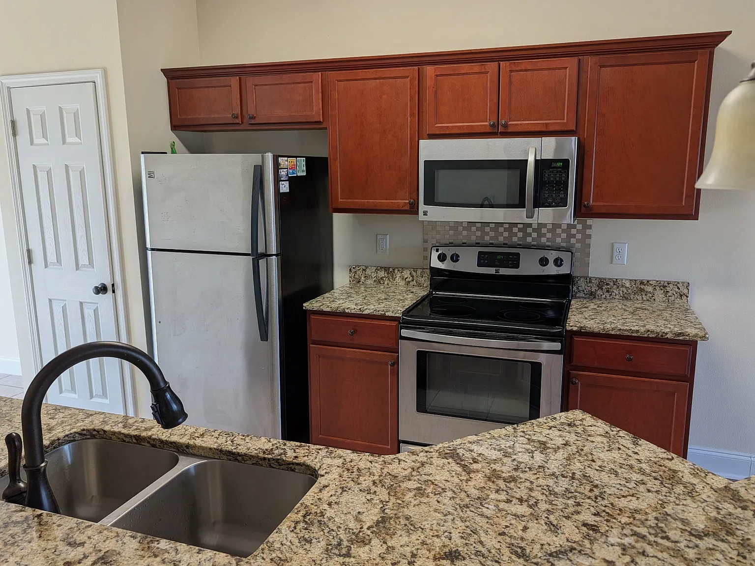 3 bed, 1450 sqft, $2,400 — Photo 4