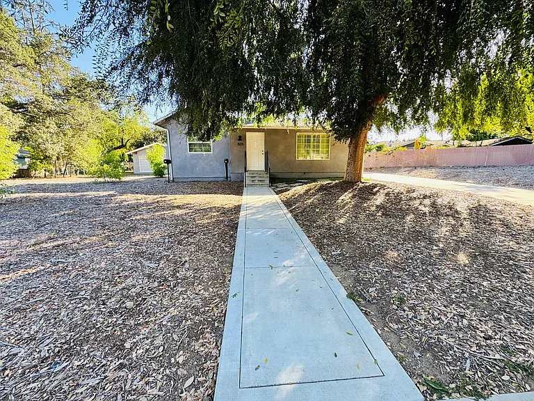 825 N Pasadena Ave — Photo 2