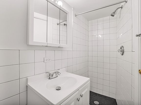 5th image of 20 Cornelia St APT 4
