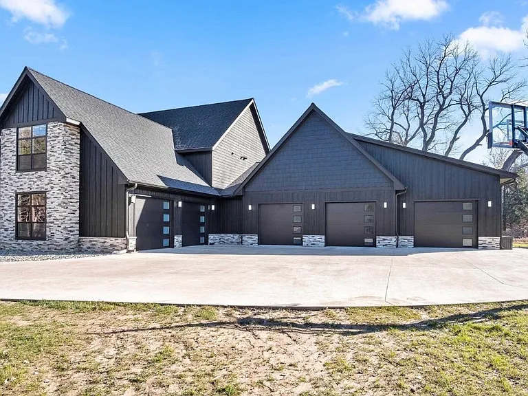 10606 Wildwood Dr — Photo 3