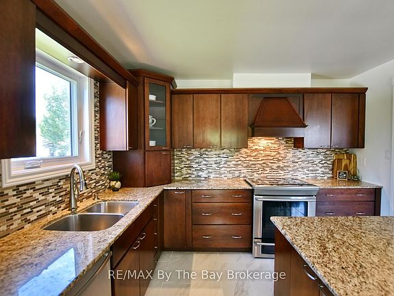 4th image of 2 Birchmount Cir