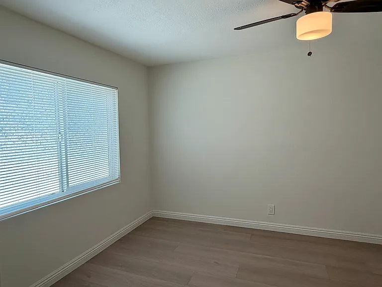 2524 Lancaster Ave — Photo 6