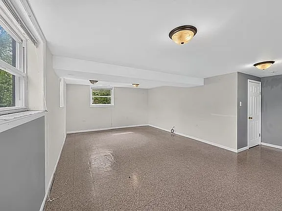 Charming 3 Bed 1 Bath Home in Stamford, CT - $3963/month — Photo 2