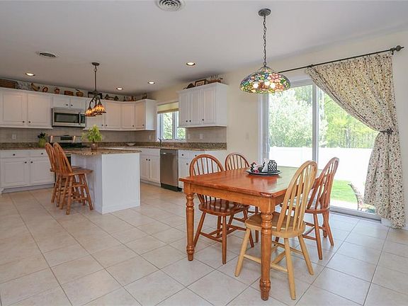 3rd image of 42 Delongis Ct