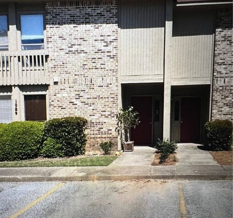 1st image of 1029 Stonegate Dr APT C