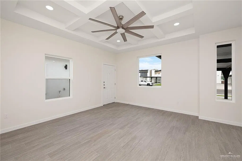 3 bed, 2.0 bath, 1300 sqft, $1,350 — Photo 4
