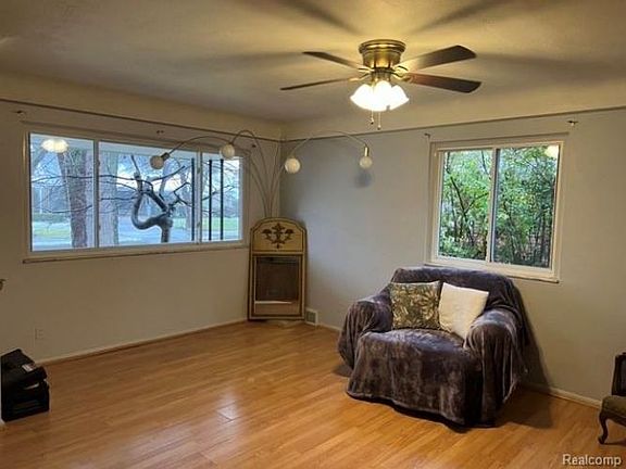 2nd image of 21519 Erben St