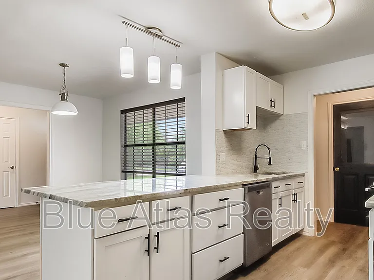 1329 E Windsor Dr — Photo 8