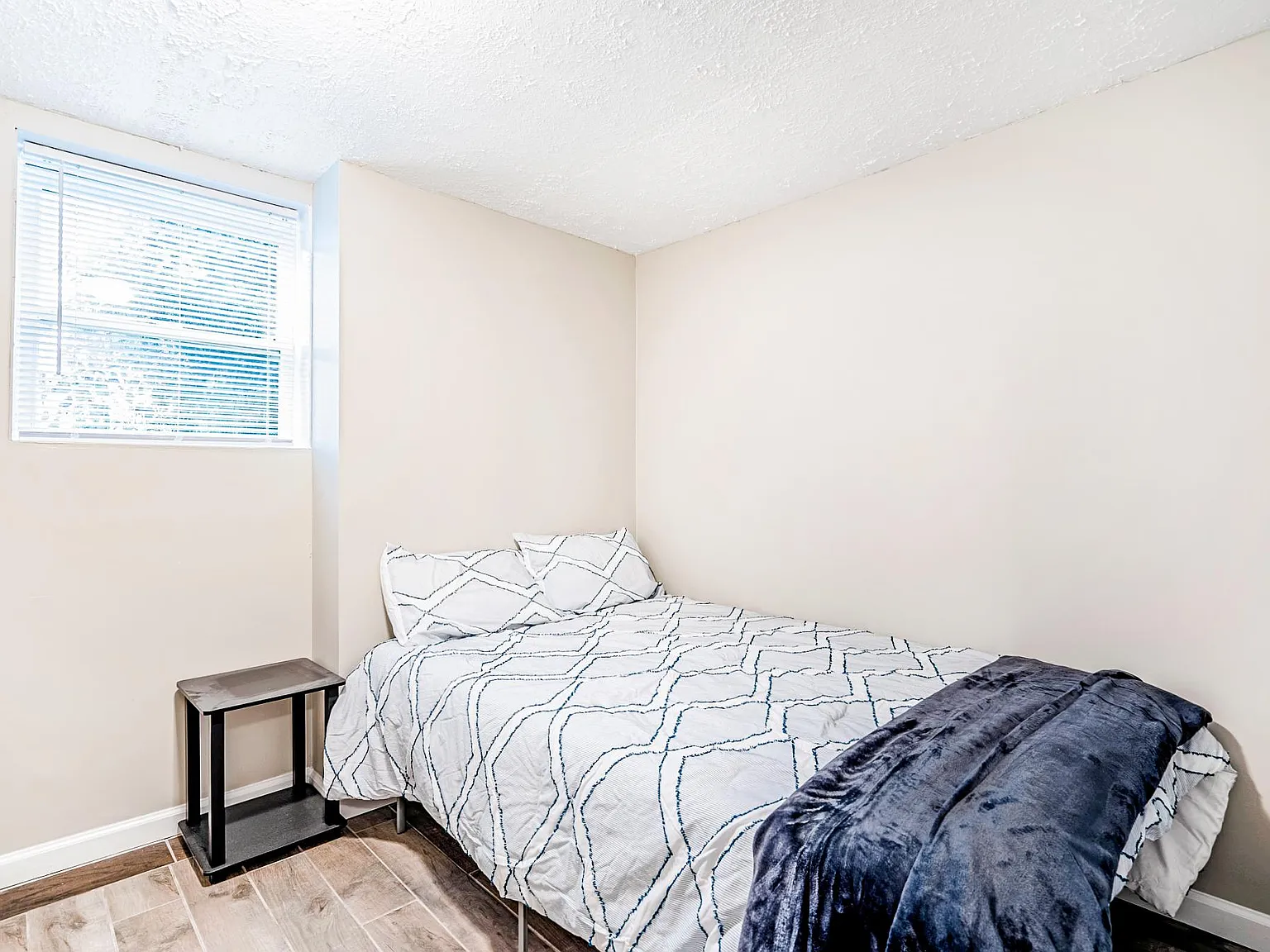 4 bed, 2.0 bath, 1572 sqft, $693 — Photo 1