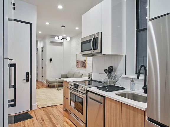 3rd image of 854 Hancock St #4PRIVATEROOM2