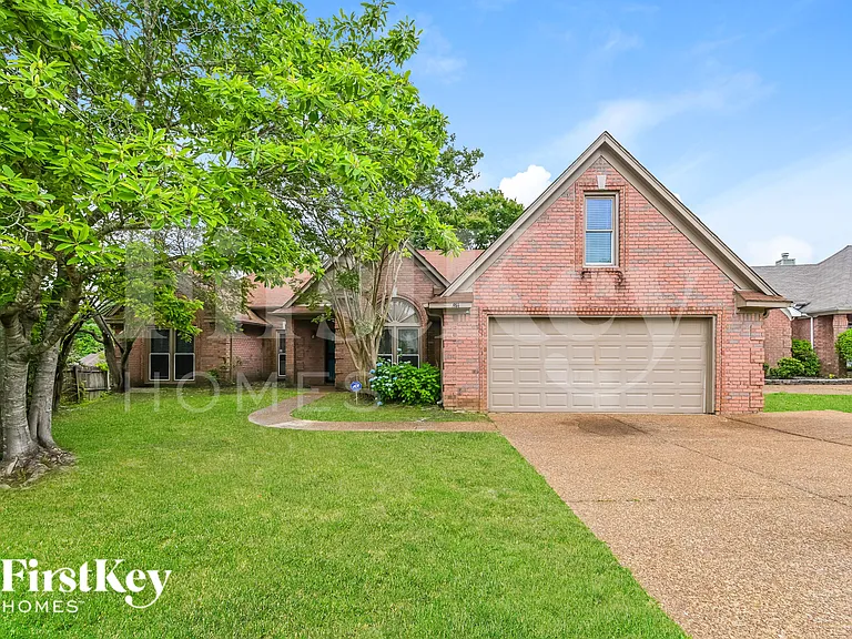 844 Tropicana Dr E — Photo 1