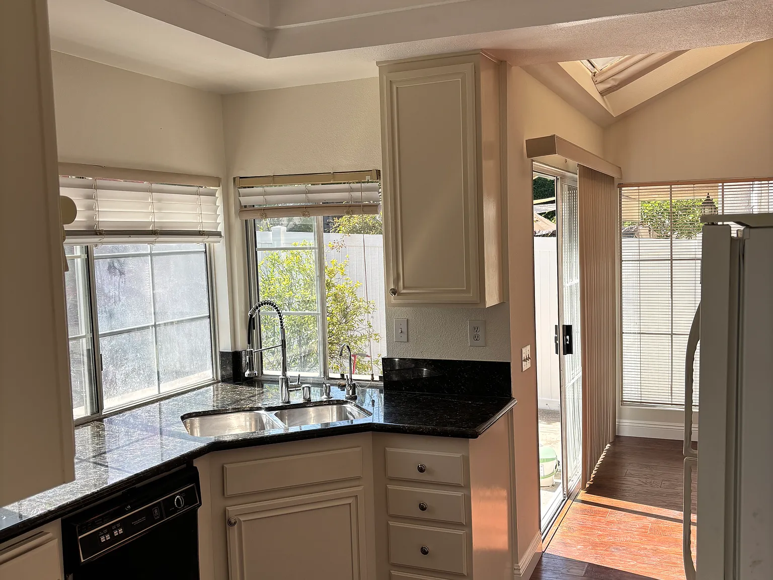 3 bed, 2.5 bath, 1717 sqft, $4,650 — Photo 2