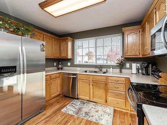 5th image of 650 SE Parker Dr