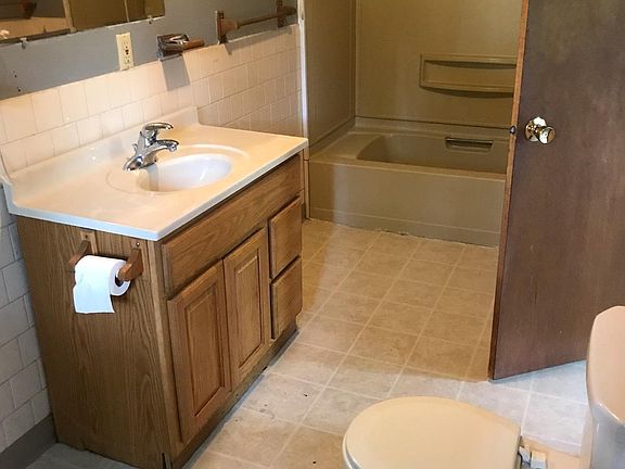 Full bathroom (on main level)