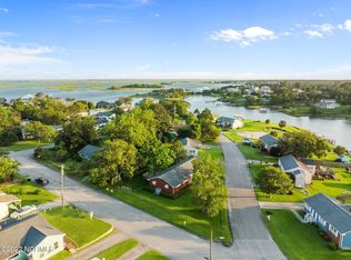 612 W Shore Dr, Swansboro, NC 28584
