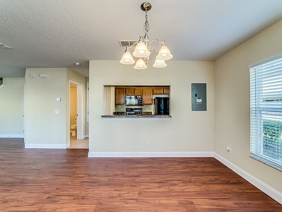 3rd image of 523 Carina Cir
