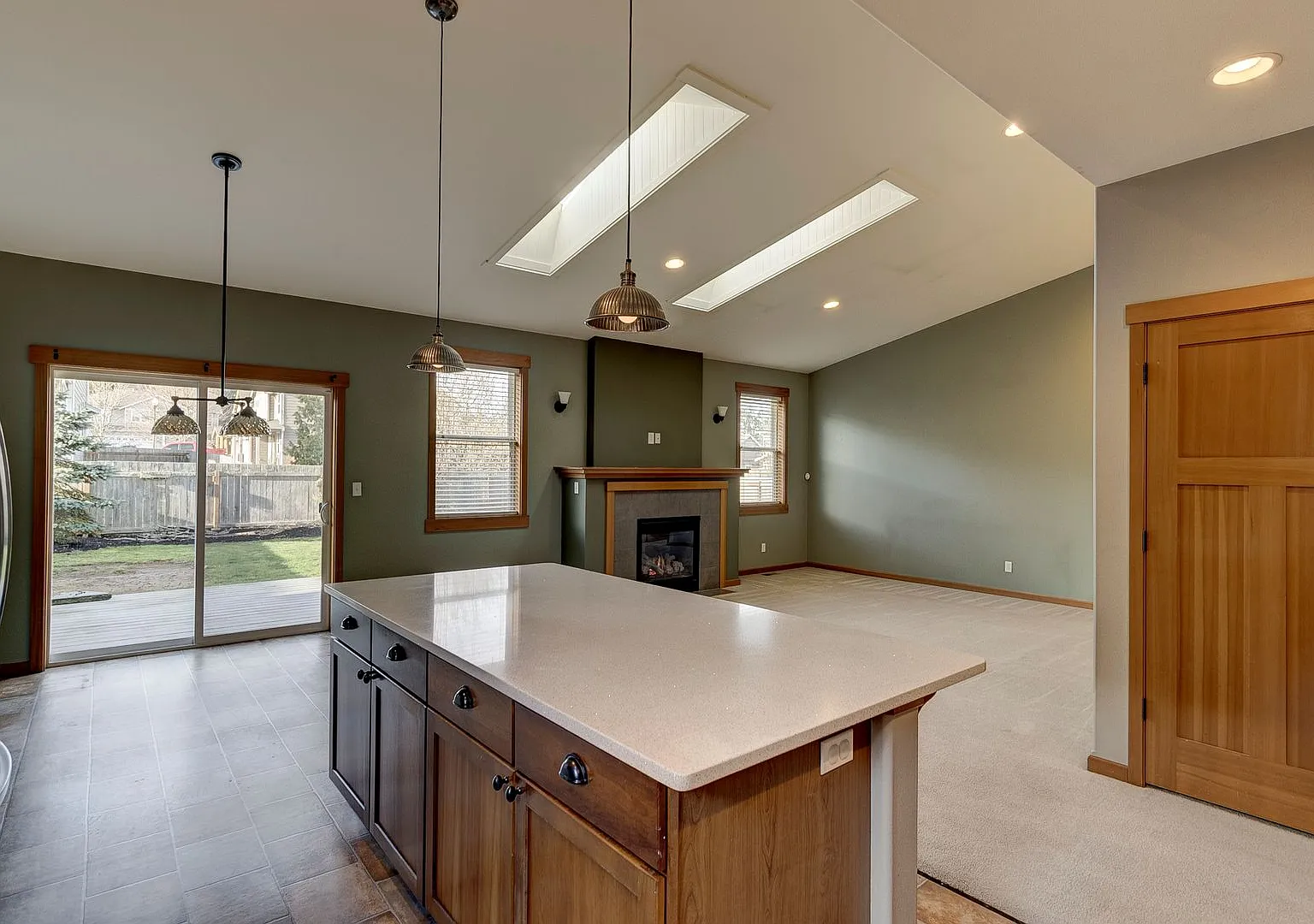 Spacious 3 Bedroom Plus Office With Ac, Gas Fireplace And Fenced Backyard **Avaliable Through Jun... — Photo 3