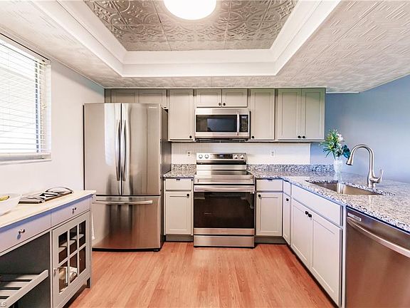 3rd image of 5705 Foxlake DR #10