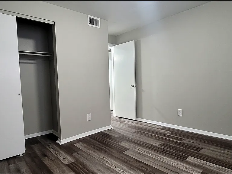 Flowerdale Apartments — Photo 18