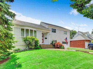 9 Gardenia Ln, Hicksville, NY 11801