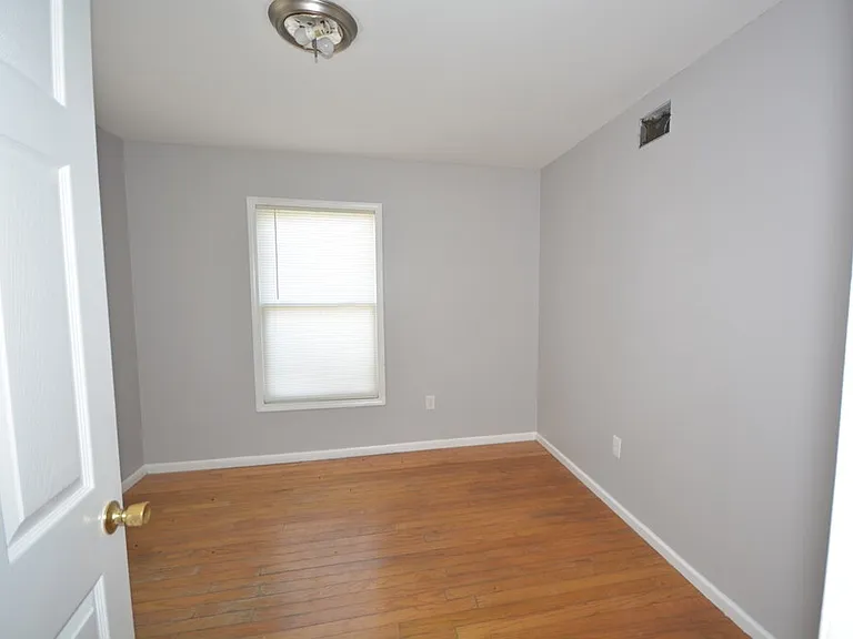 536 E Waldburg St #B — Photo 2
