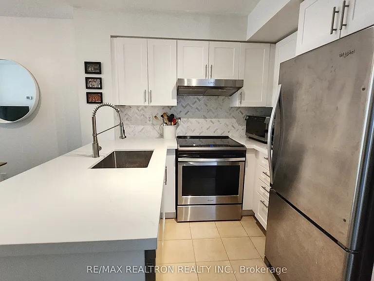 230 King St E #511 — Photo 3