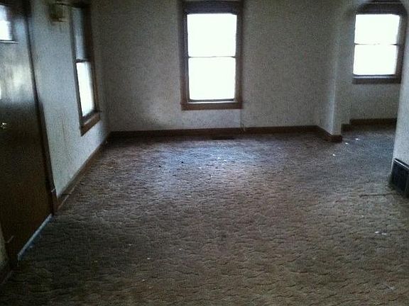 4th image of 1943 Troup Ave