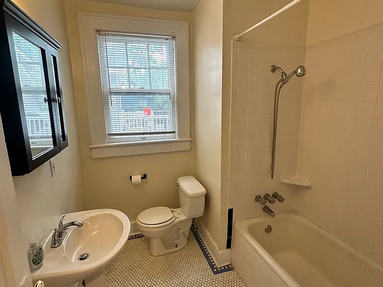 527 Maryland Ave — Photo 11