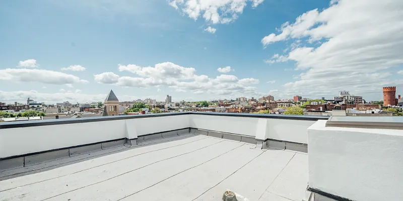 Rented by Loom Capital Group Inc. | media 30