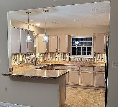 Kitchen w/ breakfast bar