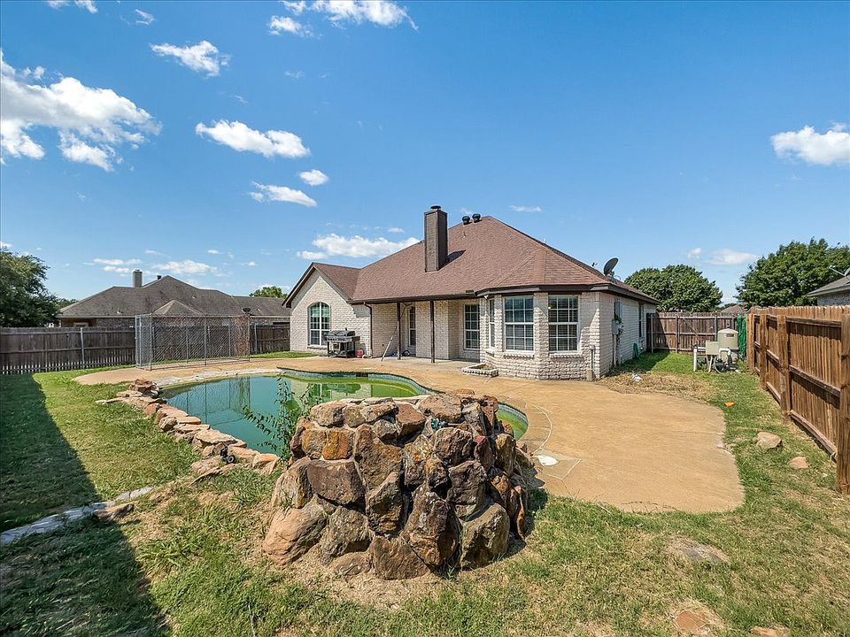 1st image of 300 Aspen Ct W