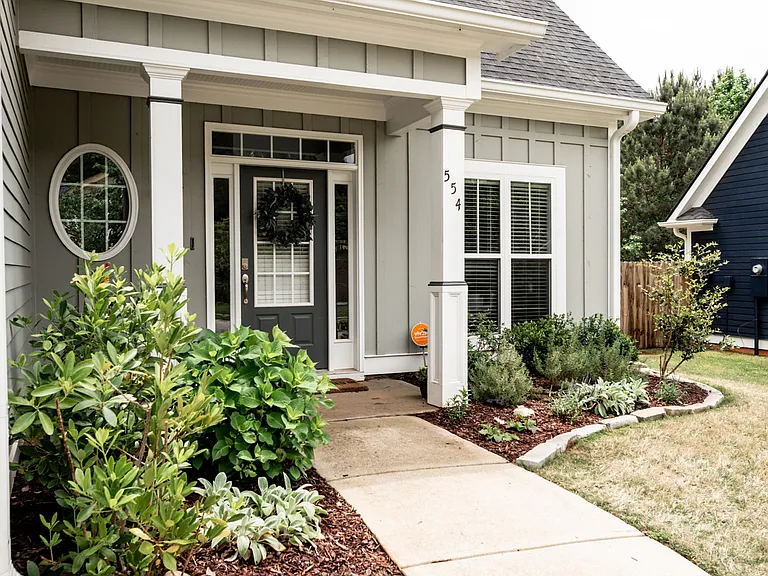 554 Edgewood Dr — Photo 2