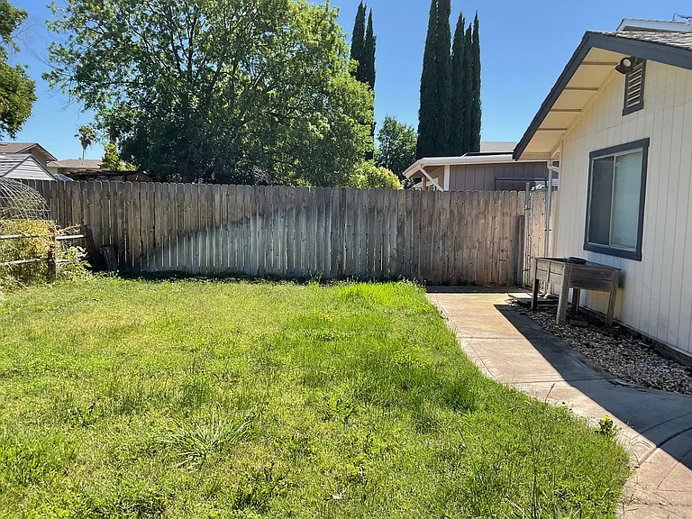 1068 Lupin Ave — Photo 34