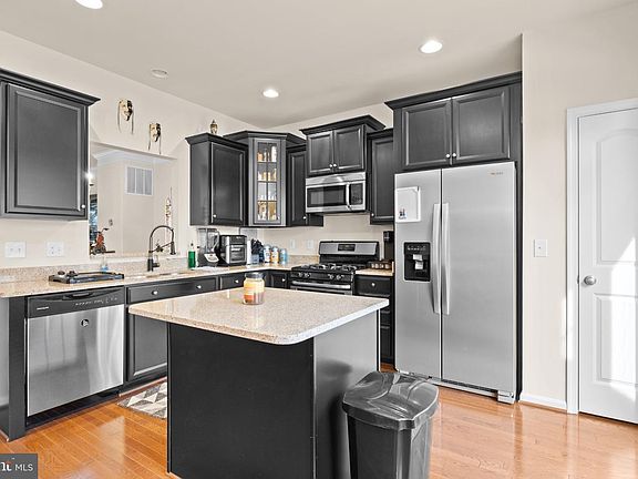 3rd image of 8883 Cherry St