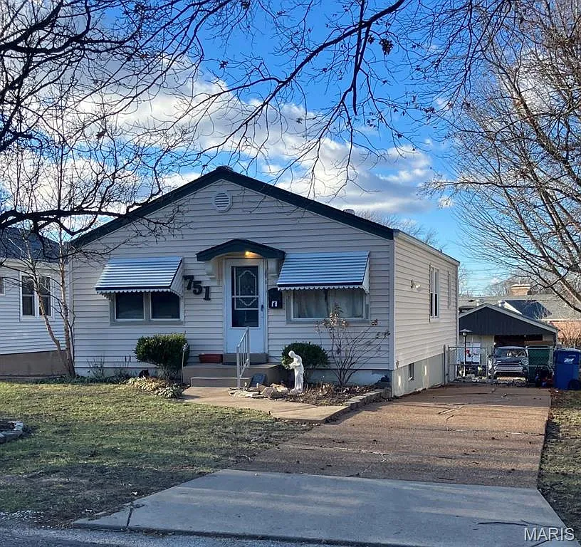 751 Dallas Dr photo 1