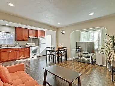 60 W Hookston Rd — Photo 2