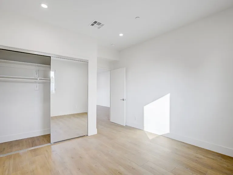 5639 Riverton Ave — Photo 19