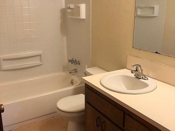 4th image of 978 NW Cleveland Ave APT 3