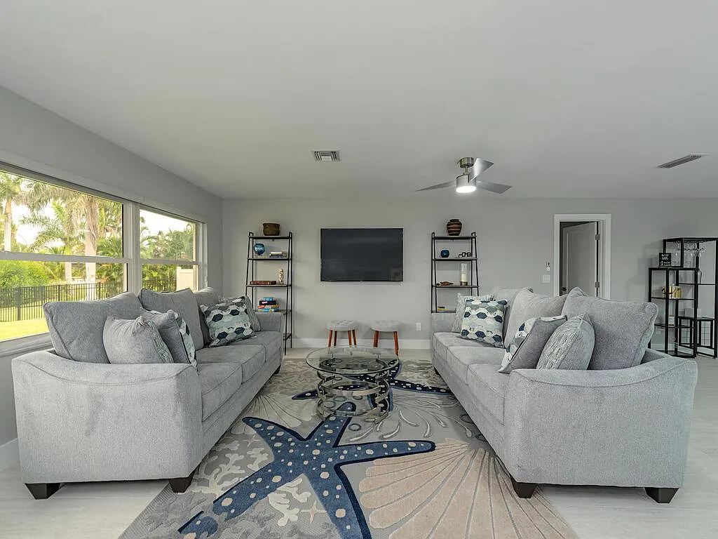 3 bed, 2.5 bath, 2018 sqft, $13,000 — Photo 3