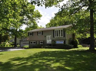 17 Oakwood Blvd, Clifton Park, NY 12065