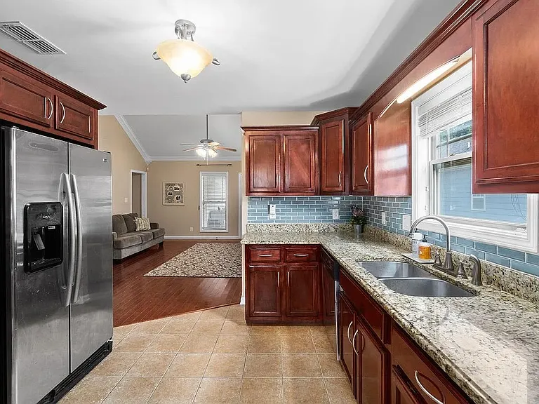2231 Fairfax Dr — Photo 4