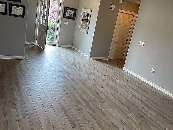 New  Flooring& tall ceilings