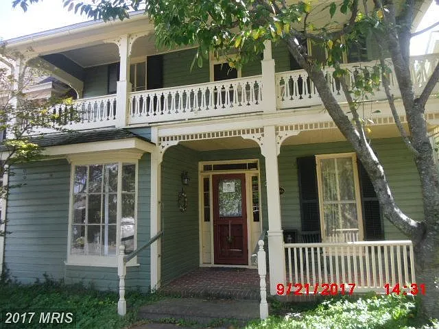208 E Chestnut St photo 1