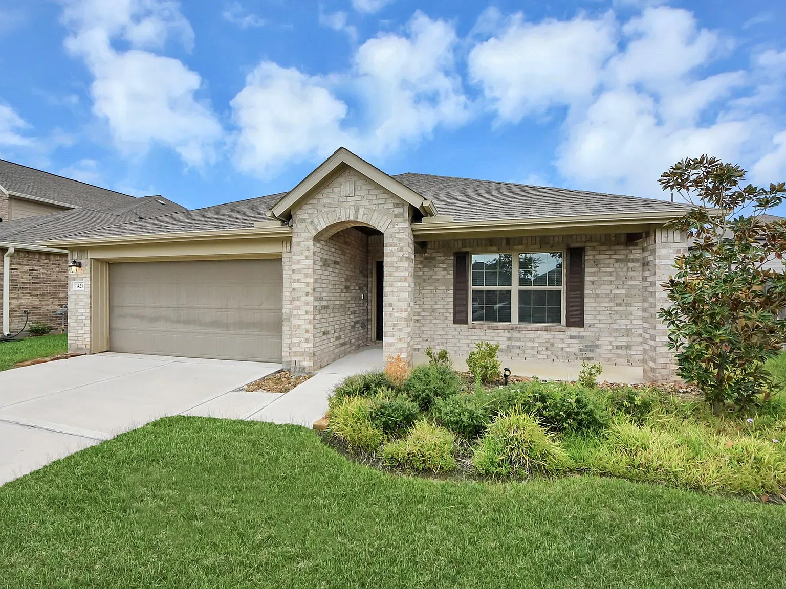 4 bed, 2.0 bath, 1932 sqft, $2,500 — Photo 2
